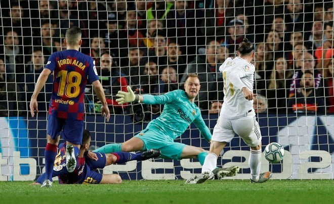 Real Madrid và Barcelona cầm chân nhau 0-0 ở trận đá bù vòng 10 La Liga diễn ra trên sân Camp Nou rạng sáng 19-12.