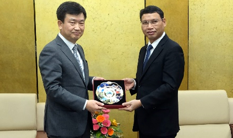 Municipal People's Committee Vice Chairman Ho Ky Minh (right) presenting a momento to South Korean Deputy Minister of Foreign Affairs Yoo Dae Jong (Photo: http://cadn.com.vn)