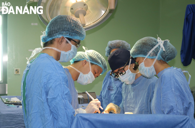 Ghép tạng là kỹ thuật y tế đỉnh cao, trở thành ngành mũi nhọn mà Bệnh viện Đà Nẵng hướng tới. Trong ảnh: Cấy ghép tủy cho bệnh nhân chấn thương cột sống tại Bệnh viện Đà Nẵng.