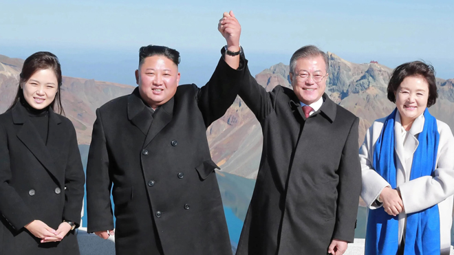 Trong tiến trình thúc đẩy phi hạt nhân hóa trên bán đảo Triều Tiên, Tổng thống Hàn Quốc Moon Jae-in (thứ hai, từ phải sang) nhiều lần gặp gỡ nhà lãnh đạo Triều Tiên Kim Jong-un (thứ hai, từ trái sang). Ảnh: Reuters