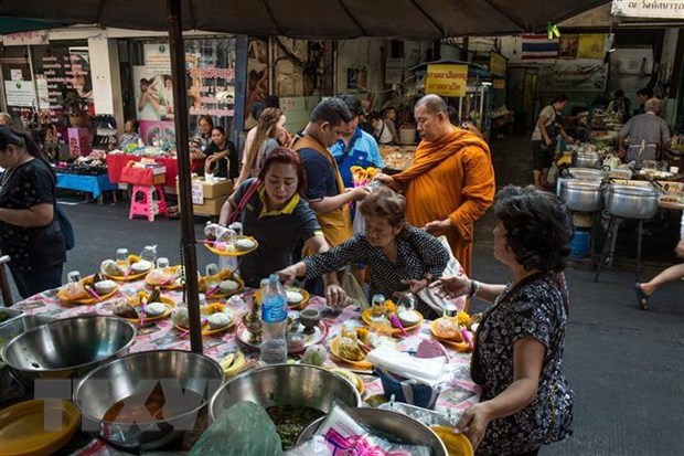 People buy food at a market in Bangkok (Photo: AFP/VNA)