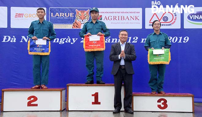 Phó Giám đốc Sở GD-ĐT Mai Tấn Linh trao phần thưởng cho các đơn vị có thành tích xuất sắc ở nội dung chạy Vũ trang dành cho Dân quân.