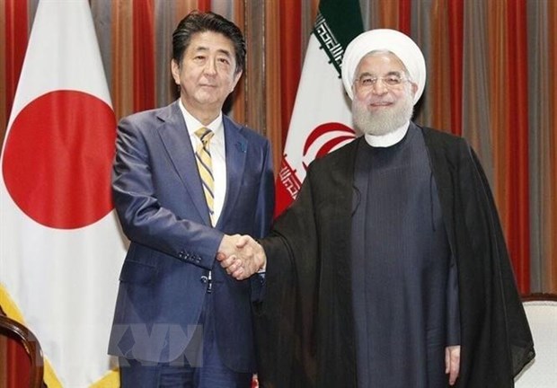 Thủ tướng Nhật Bản Shinzo Abe (trái) và Tổng thống Iran Hassan Rouhani (phải) tại cuộc gặp ở Tokyo ngày 20-12. (Ảnh: IRNA/TTXVN)