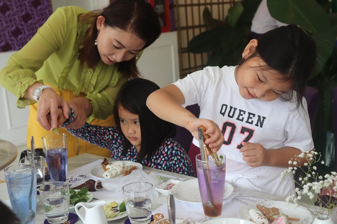 Bà Wen Yi Chun (áo xanh) hướng dẫn các em cách pha chế nước uống. 