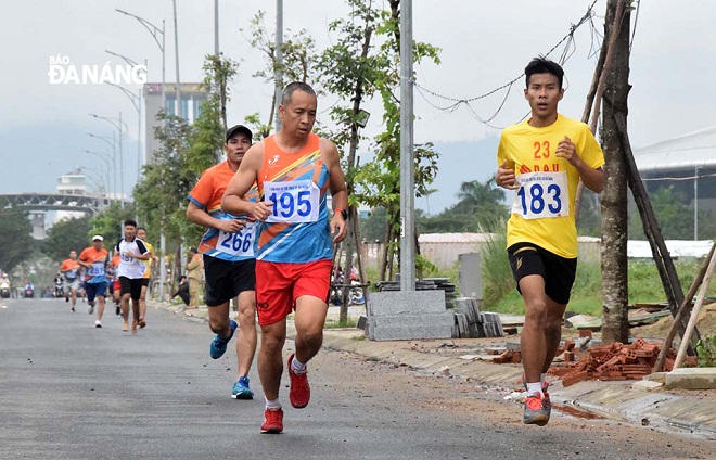 hiệp dư sôi động với sự tranh đua quyết liệt của các thành viên Danang Runners Group (áo cam) và đội Đại học Kiến trúc (áo vàng).