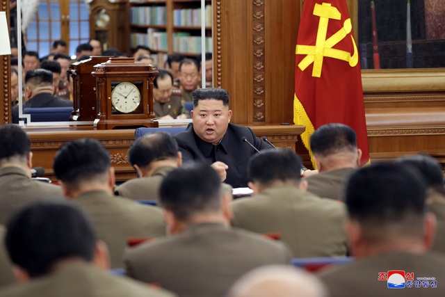 Hãng thông tấn nhà nước Triều Tiên (KCNA) ngày 22/12 đưa tin nhà lãnh đạo Kim Jong-un đã chủ trì hội nghị mở rộng của Ủy ban Quân sự Trung ương đảng Lao động Triều Tiên. Theo KCNA, “lãnh đạo tối cao Kim Jong-un đã phân tích và tóm tắt về tình hình phức tạp bên trong và bên ngoài, đồng thời nói rằng cuộc họp sẽ quyết định các biện pháp quan trọng về tổ chức và chính trị, cũng như các bước đi quân sự để củng cố tổng thể lực lượng vũ trang của đất nước”.