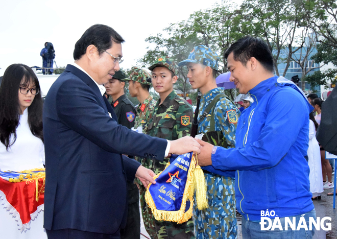Chủ tịch UBND thành phố Huỳnh Đức Thơ tặng cờ lưu niệm cho các đơn vị tham gia giải. 