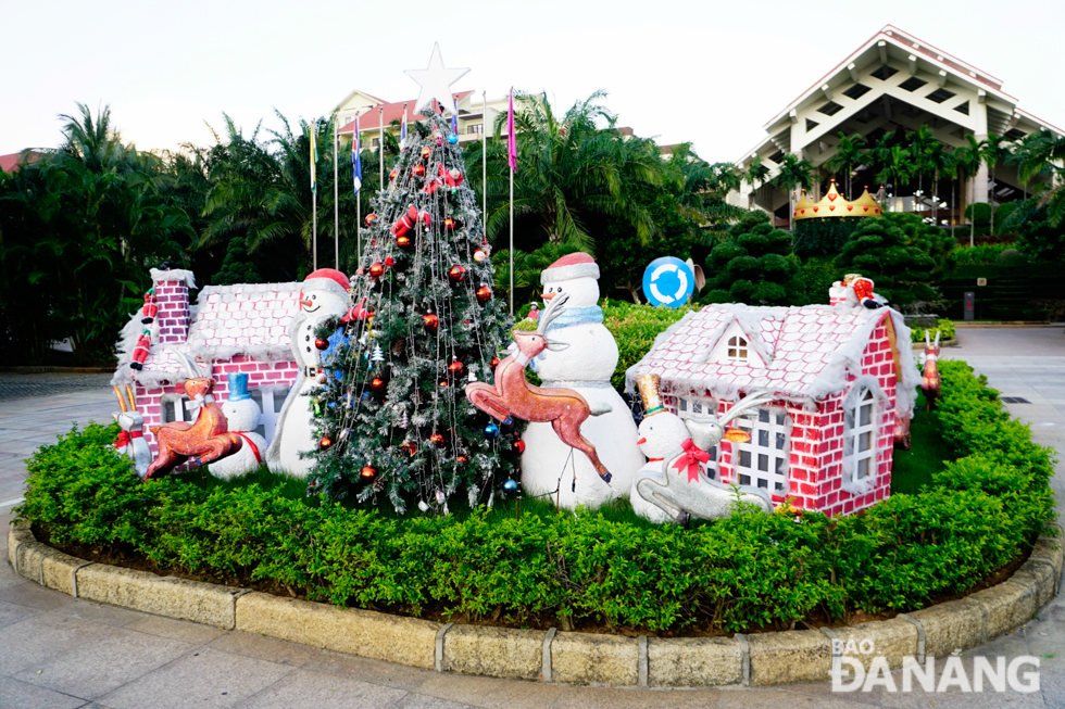 Such Christmas season-related items as Christmas trees, wooden houses, Santa Clauses, and Santa's reindeers are being decorated in front of many hotels and restaurants.