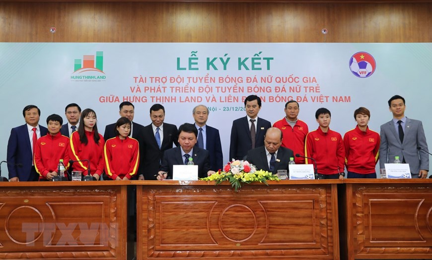  Lễ ký kết tài trợ Đội tuyển Bóng đá nữ Quốc gia và phát triển đội bóng đá nữ trẻ giữa Tập đoàn Hưng Thịnh Land và VFF. (Ảnh: Thành Đạt/TTXVN)