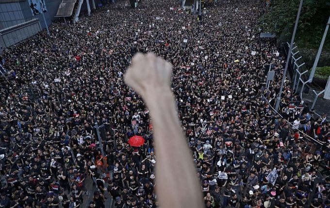 Người biểu tình tuần hành trên đường phố để phản đối dự luật dẫn độ nghi phạm ở Hong Kong hôm 16/6 là một trong những hình ảnh ấn tượng của năm 2019 do ABC News và Fox News bình chọn. Ảnh: Vincent Yu/AP