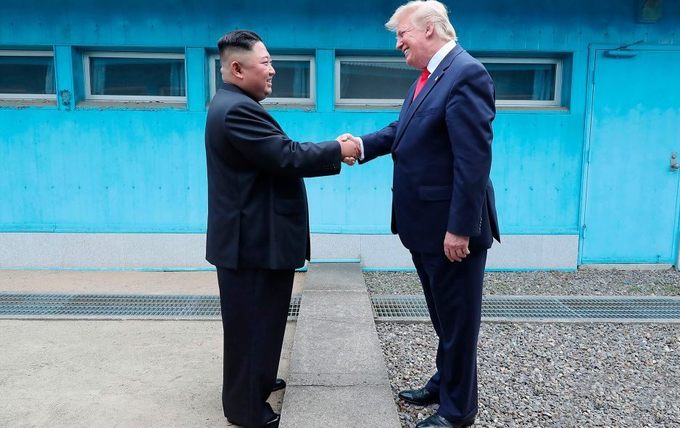 Lãnh đạo Triều Tiên Kim Jong-un và Tổng thống Mỹ Donald Trump có cuộc gặp bất ngờ và bắt tay nhau tại Khu Phi quân sự ở biên giới Hàn - Triều ngày 30/6. Ảnh: KCNA/AP