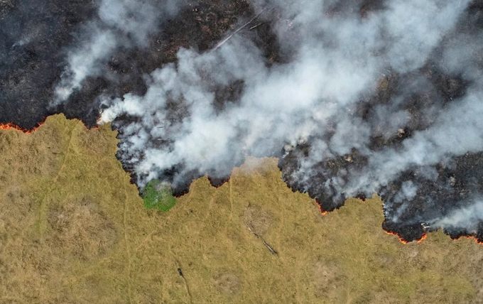 Khói bốc lên từ đám cháy rừng Amazon ở bang Rondonia, Brazil, ngày 24/8. Ảnh: Ueslei Marcelino/Reuters