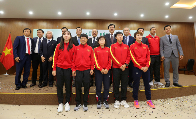 HLV Mai Đức Chung cùng đại diện các tuyển thủ bóng đá nữ chụp ảnh lưu niệm cùng lãnh đạo VFF và đại diện nhà tài trợ tại buổi lễ ký hợp đồng tài trợ bóng đá nữ.  Ảnh: VFF
