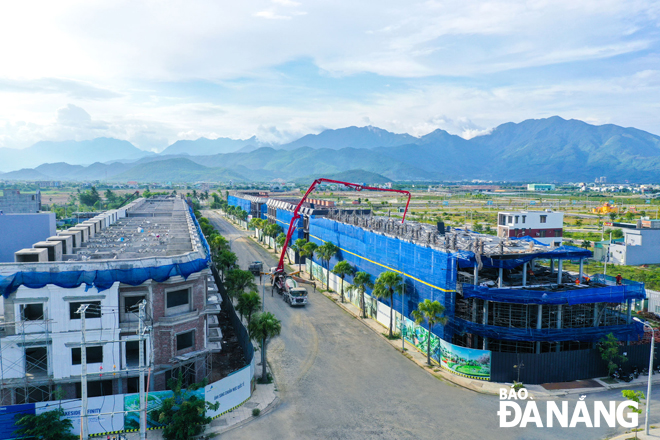 Shophouses of the Dat Xanh Mien Trung Company-developed Lakeside Infinity Project in Lien Chieu District are under construction