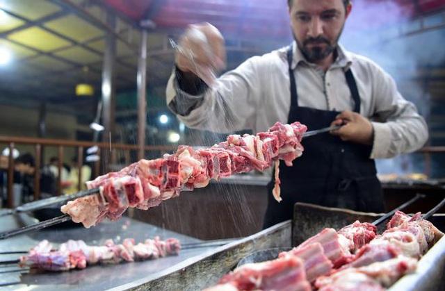 Một đầu bếp Pakistan đang chuẩn bị món thịt nướng tại nhà hàng Charsi (Hashish) Tikka ở Namak Mandi, Peshawar