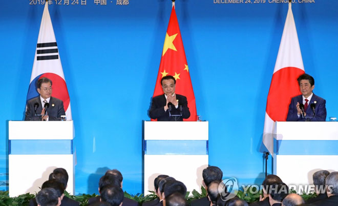 Tổng thống Hàn Quốc Moon Jae-in (trái), Thủ tướng Trung Quốc Lý Khắc Cường (giữa) và Thủ tướng Nhật Bản Abe Shinzo tham gia buổi họp báo sau hội nghị thượng đỉnh ở Thành Đô. 	Ảnh: Tân Hoa xã