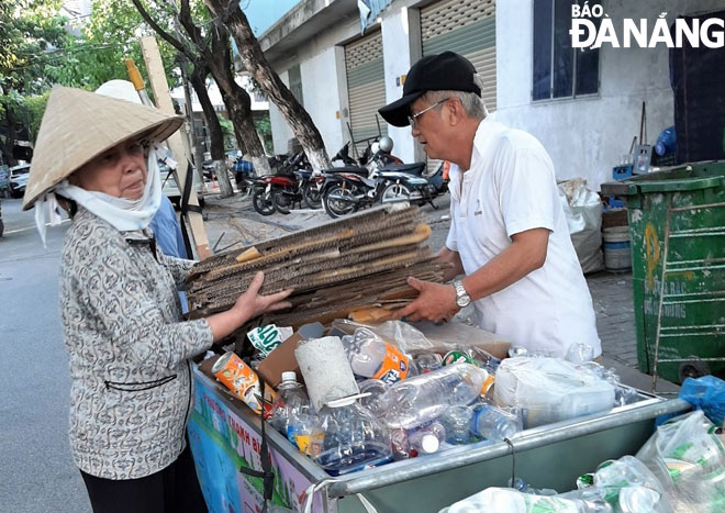 Người dân khu dân cư Bình An 1B (phường Thanh Bình) thực hiện phân loại rác tài nguyên, góp phần bảo vệ môi trường.