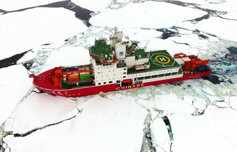 Để phá vỡ được lớp băng dày và cứng, những chiếc tàu phá băng thường có phần thân cứng và động cơ siêu khỏe bên dưới boong tàu.