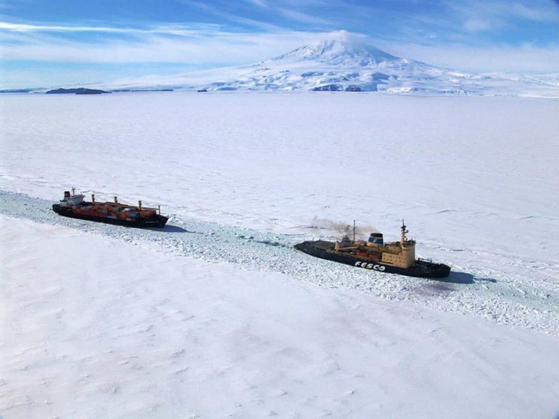 Những tàu phá băng được thiết kế để đi xuyên qua những lớp băng dày và đến được những khu vực khắc nghiệt nhất bằng đường biển. Trong ảnh là tàu phá băng Krasin đang dẫn 1 tàu chở hàng tiếp tế của Mỹ tới trạm McMurdo - một cơ sở nghiên cứu ở phía nam của đảo Ross tại Nam Cực.