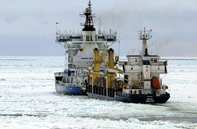 Nhiệm vụ của một con tàu phá băng là đảm bảo tuyến đường thương mại ở những khu vực có điều kiện băng giá quanh năm hoặc theo mùa. Bức ảnh trên là tàu phá băng Otso của Phần Lan đang hộ tống một tàu thương mại trên biển Baltic.