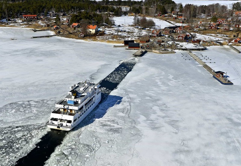 Tàu phá băng là phương tiện vô cùng cần thiết để các tàu thương mại hoạt động vào mùa đông. Trong ảnh là tàu chở khách Soderarm đang di chuyển trên con đường do 1 tàu phá băng tạo nên trên đường tới Husaro, Stockholm, Thụy Điển.