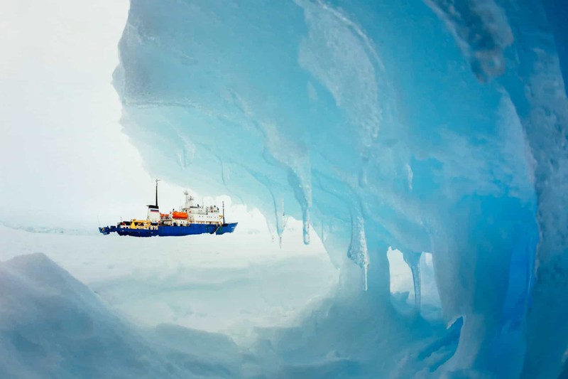 Tàu MV Akademik Shokalskiy chở 74 người của Nga bị mắc kẹt tại Nam Cực năm 2013. Một tàu phá băng của Australia được điều tới để giải cứu con tàu bị mắc kẹt 1 tuần này đã phải dừng lại do thời tiết quá khắc nghiệt.