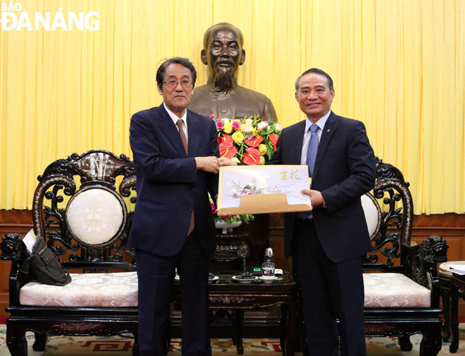 Secretary Nghia (right) and Japanese ambassador Kunio