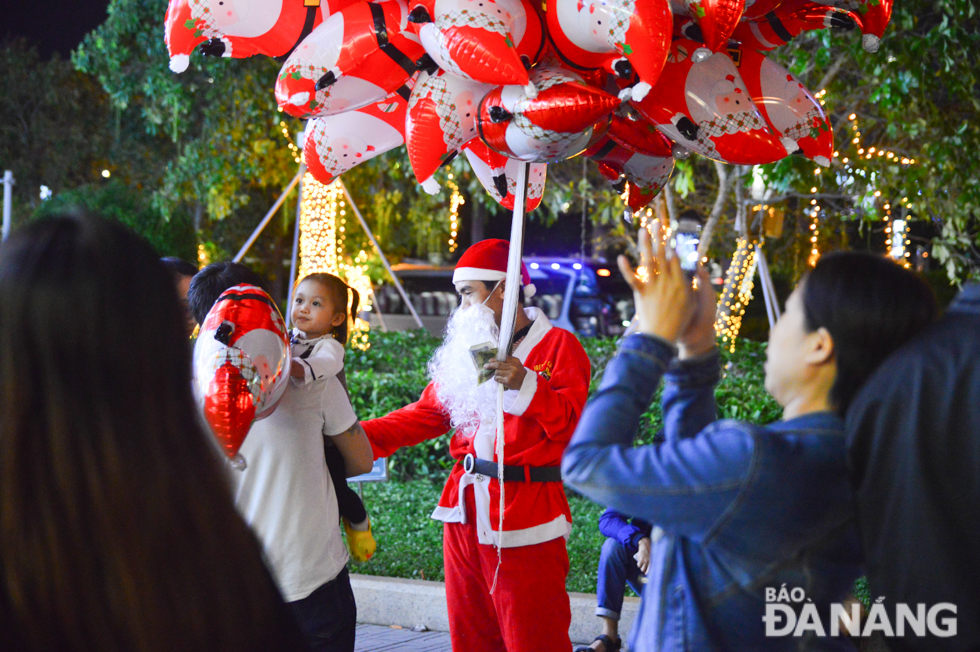 A vendor selling animal-shaped balloons for kids getting dressed in Santa Claus costume