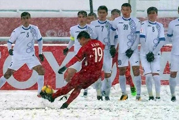 Nguyen Quang Hai with his super goal ‘Rainbow in the Snow’ in the final between Vietnam and Uzbekistan in the AFC U23 Championship 2018. (Photo: vietnamnet.vn)