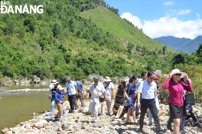 Representatives from the city-based travel agencies conducting surveys about the potential for the tourism development in Hoa Bac Commune.