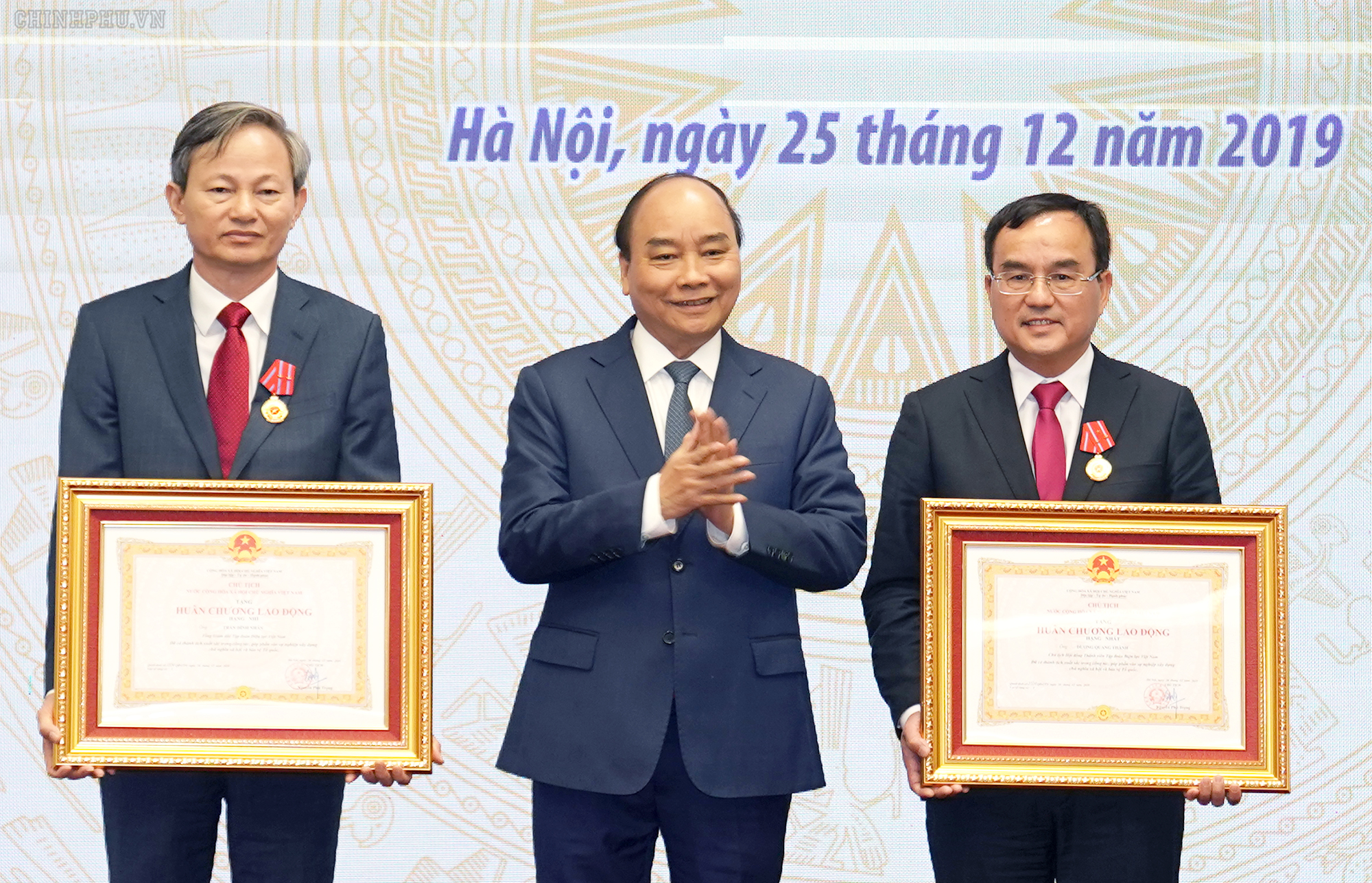 Thủ tướng trao Huân chương Lao động cho các cá nhân có thành tích xuất sắc. Ảnh: VGP.Quang Hiếu