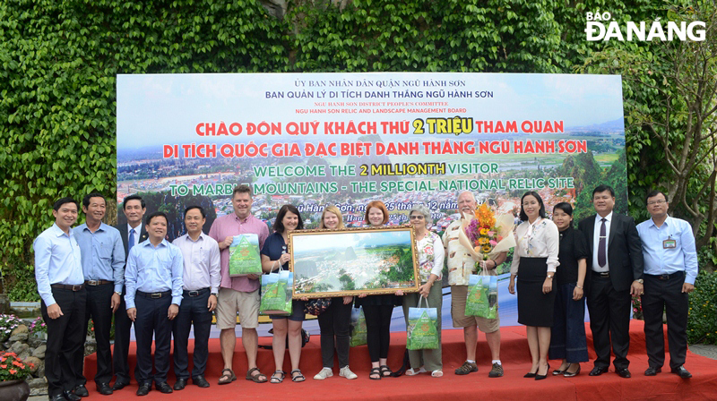 Mr Paul Willis (6th left) and his family members receiving souvenir gifts from the Management Board of the Marble Mountains Tourist Area