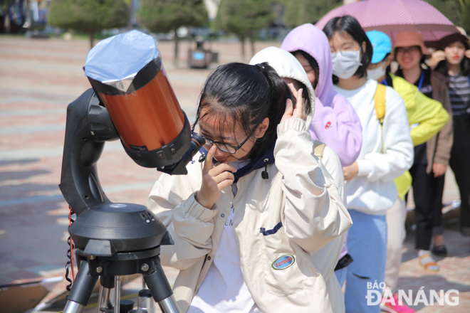 Có hơn 200 bạn trẻ đăng ký theo dõi nhật thực lần này. Ban tổ chức đã bố trí 30 kính chuyên dụng và 4 kính thiên văn để phục vụ mọi người xem nhật thực. Ảnh: XUÂN SƠN