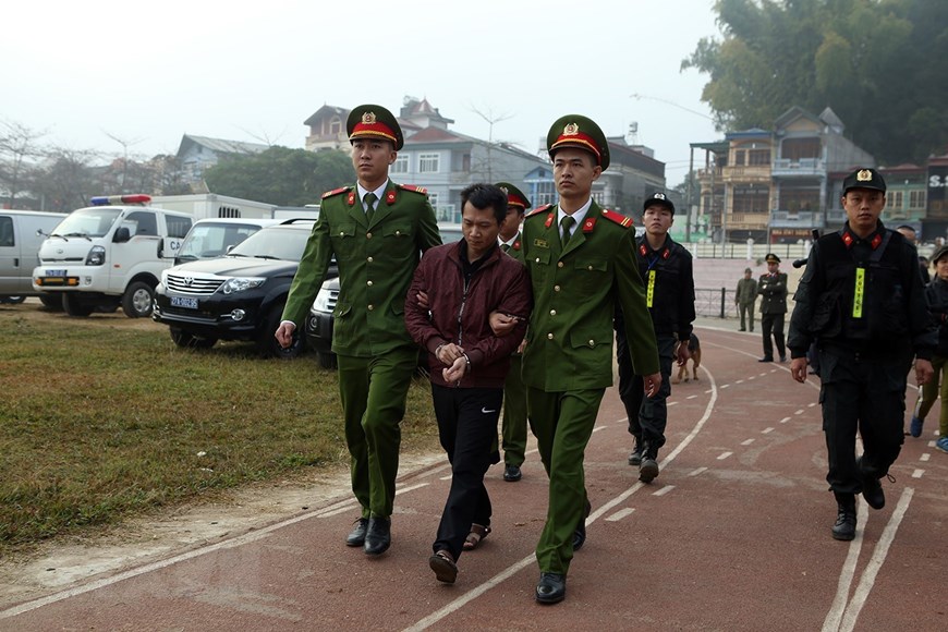 Bị cáo Vương Văn Hùng bị dẫn giải tới phiên tòa. (Ảnh: Phan Tuấn Anh/TTXVN)