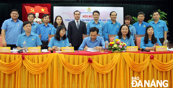 Chủ tịch Tổng LĐLĐ Việt Nam Nguyễn Đình Khang (đứng giữa) chứng kiến lễ ký kết thi đua Cụm thi đua LĐLĐ 5 thành phố trực thuộc Trung ương.
