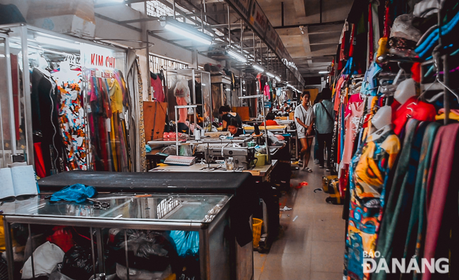 The Han Market is now home to 50 cloth selling and 37 tailoring stores, along with nearly 70 tailors.