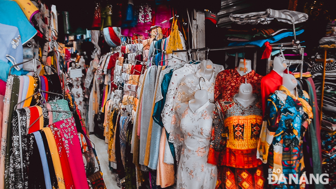 Colourful ‘ao dai’ fabrics with vivid motifs are the most favourite for international tourists 