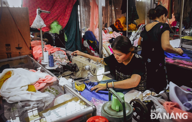 In recent years, ‘ao dai’ tailoring services in 1-2 hours are very attractive to international visitors.