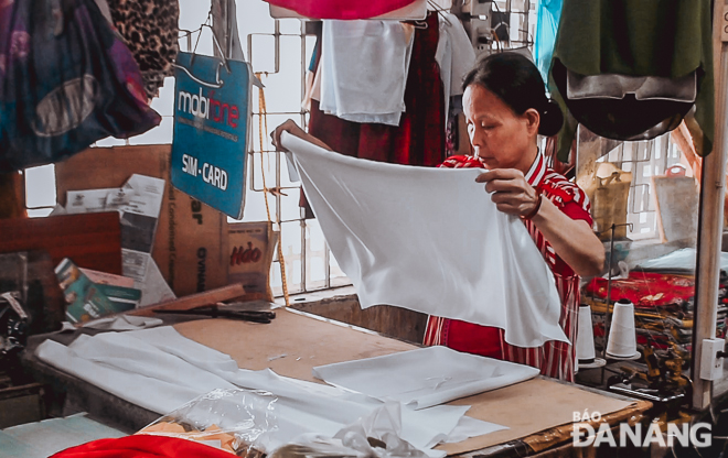 Despite short time, different steps of ‘ao dai’ tailoring from measuring, cutting, sewing, assembling, and adding the accessories are done carefully.