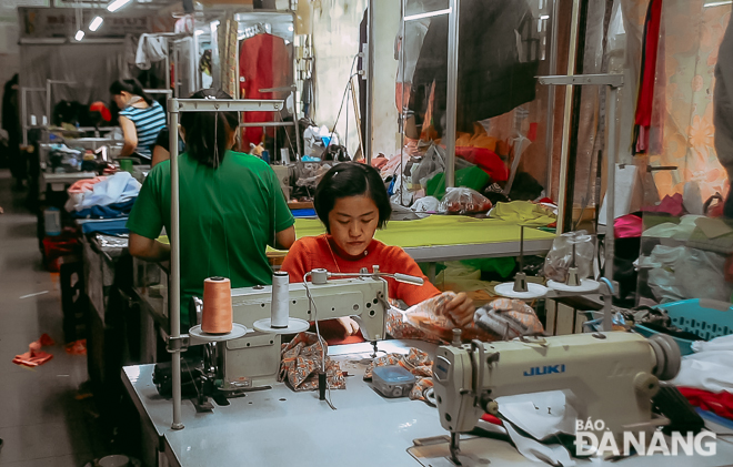 During the tourism peak season, ‘ao dai’ tailoring stores operate from early morning to late evening