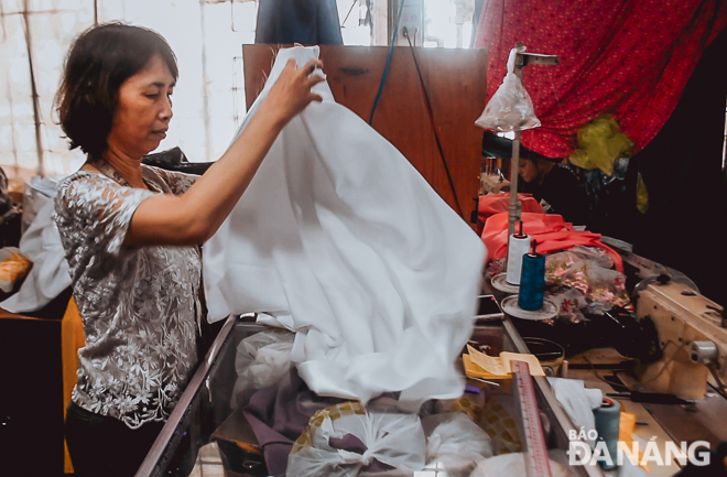 Mrs Huynh Thi Lan is one of senior tailors at the Han Market