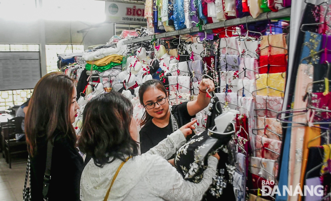 According to the Management Board of the Han Mart, more than 300 ‘ao dais’ are tailored every day to serve both domestic and international visitors.