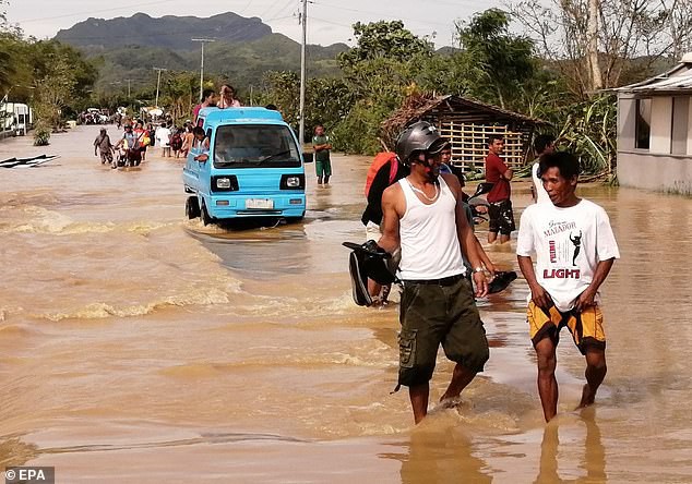 Nhiều khu du lịch đã phải đóng cửa và một số khách không đến được vì chuyến bay của họ bị hủy do bão. Giao thông cũng bị gián đoạn tại nhiều nơi. Ảnh: EPA.