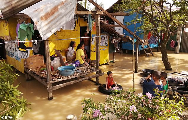 Nước lũ bao vây nhà của người dân ở Philippines. Ảnh: EPA.