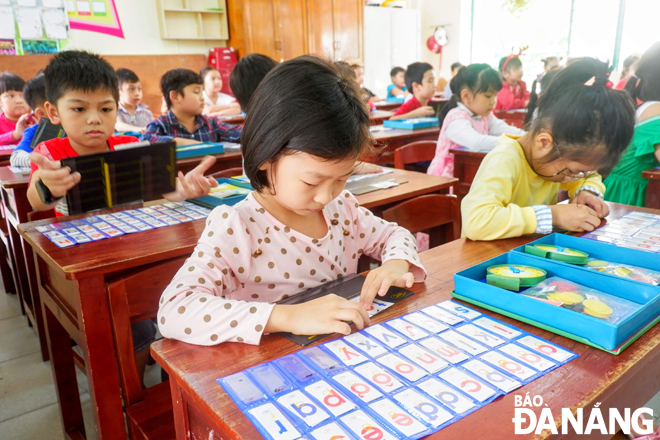 Từ lớp 1, học sinh bắt đầu được học tiếng Việt. Ảnh: MAI HIỀN