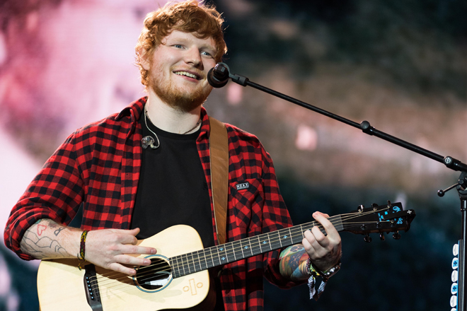 Ed Sheeran luôn tạo sức hút khán giả chỉ với cây đàn guitar. Ảnh: Getty
