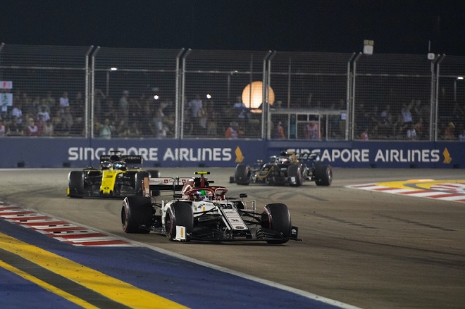 Các tay đua đang cạnh tranh quyết liệt tại chặng đua phố Singapore Grand Prix 2019.