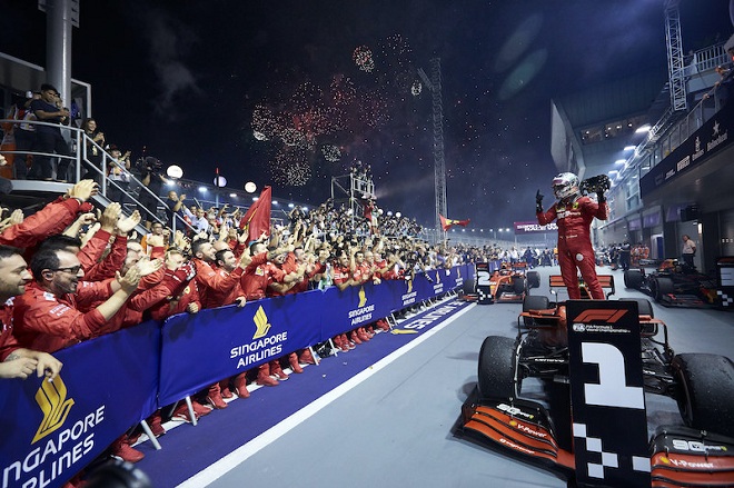 Sebastian Vettel ăn mừng chiến thắng tại Singapore Grand Prix 2019.