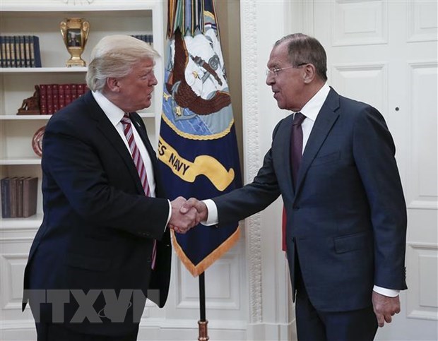 Tổng thống Mỹ Donald Trump (trái) và Ngoại trưởng Nga Sergei Lavrov (phải) trong một cuộc gặp tại Nhà Trắng. (Nguồn: AFP/TTXVN)