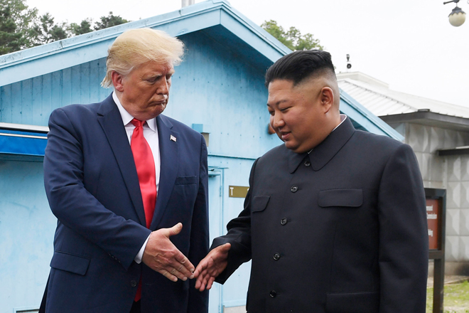 Cuộc gặp gỡ giữa Tổng thống Mỹ Donald Trump (trái) và nhà lãnh đạo Triều Tiên Kim Jong-un tại khu vực biên giới liên Triều vào ngày 30-6 cũng không thể giúp tháo gỡ bế tắc trong đàm phán hạt nhân hiện nay.  Ảnh: AP